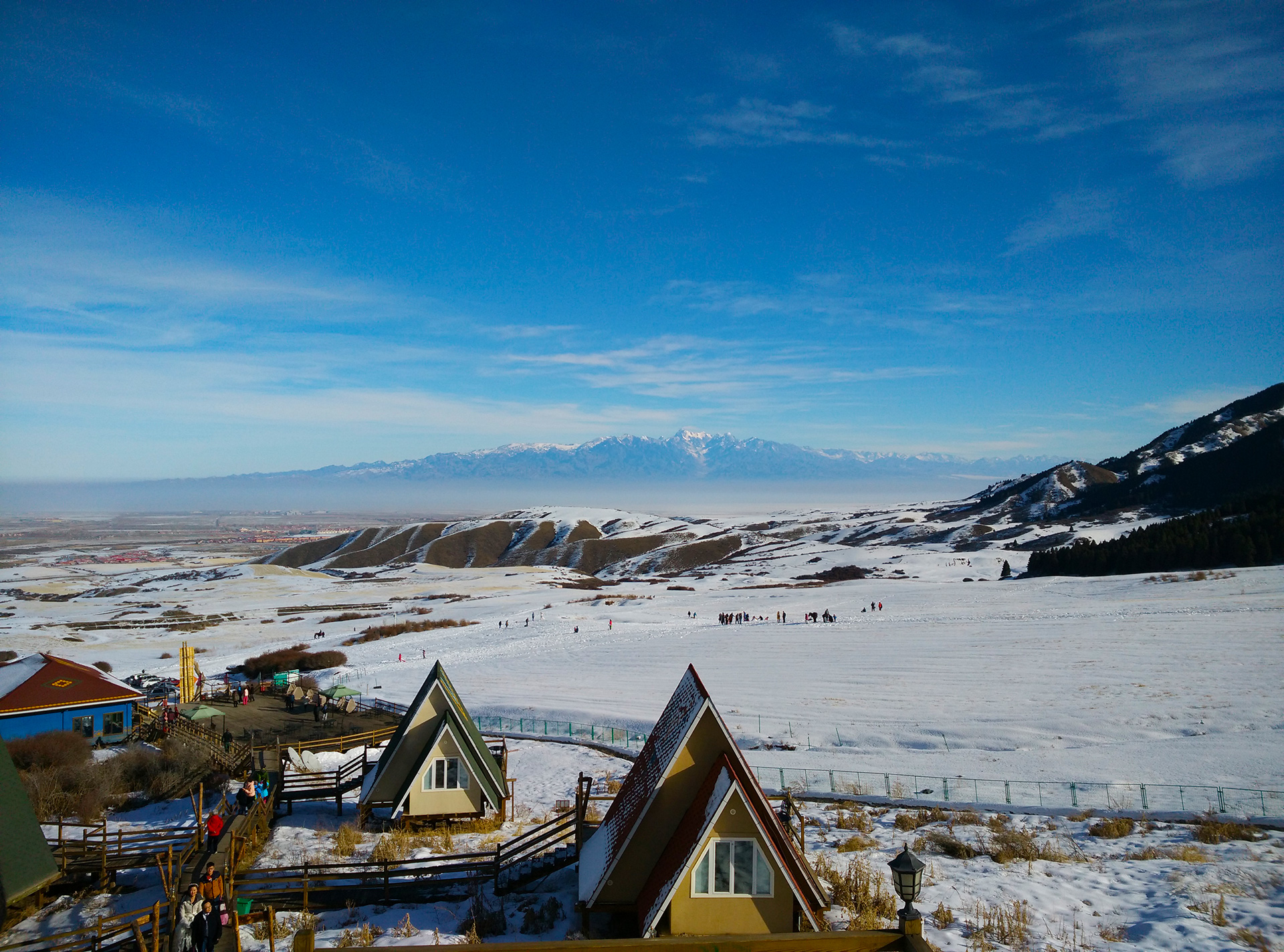 【踏雪闯江湖】新疆天山天池/滑雪场/吐鲁番火焰山/鄯善库木塔格沙漠/五江温泉、野马国际古生态园双飞5日游