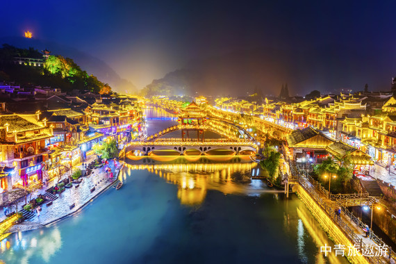 【湖南】长沙+韶山+张家界+凤凰古城双飞6天【韶山+芙蓉镇+张家界森林公园+张家界天门山+凤凰古城】