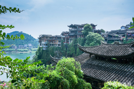 【湖南】双飞6日游【长沙+张家界国家森林公园+杨家界+袁家界+百龙电梯+十里画廊+杨家界索道+黄石寨+天门山+芙蓉镇+凤凰古城+沈从文故居】