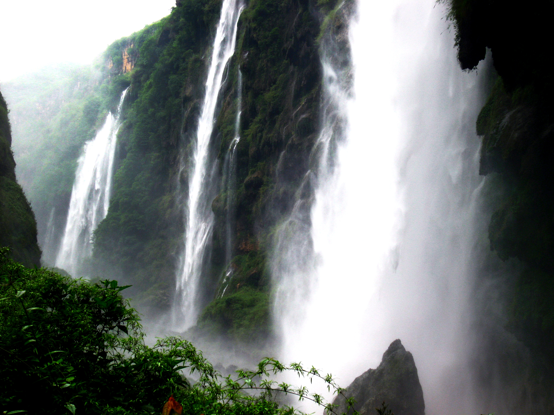 【贵州】贵阳+兴义+安顺双卧8日【黄果树瀑布+万峰林+马岭河+花江峡谷大桥】